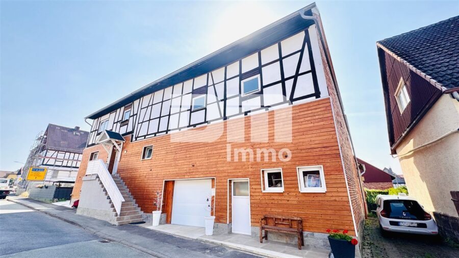 Umfangreich saniertes Fachwerkhaus mit 2 Terrassen, PV-Anlage und Nebengebäude - Titel Frontansicht